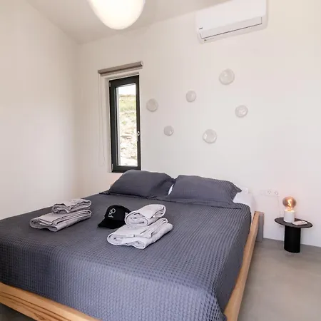 Rockaine Echoes Tínos