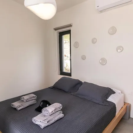 Rockaine Echoes Vila